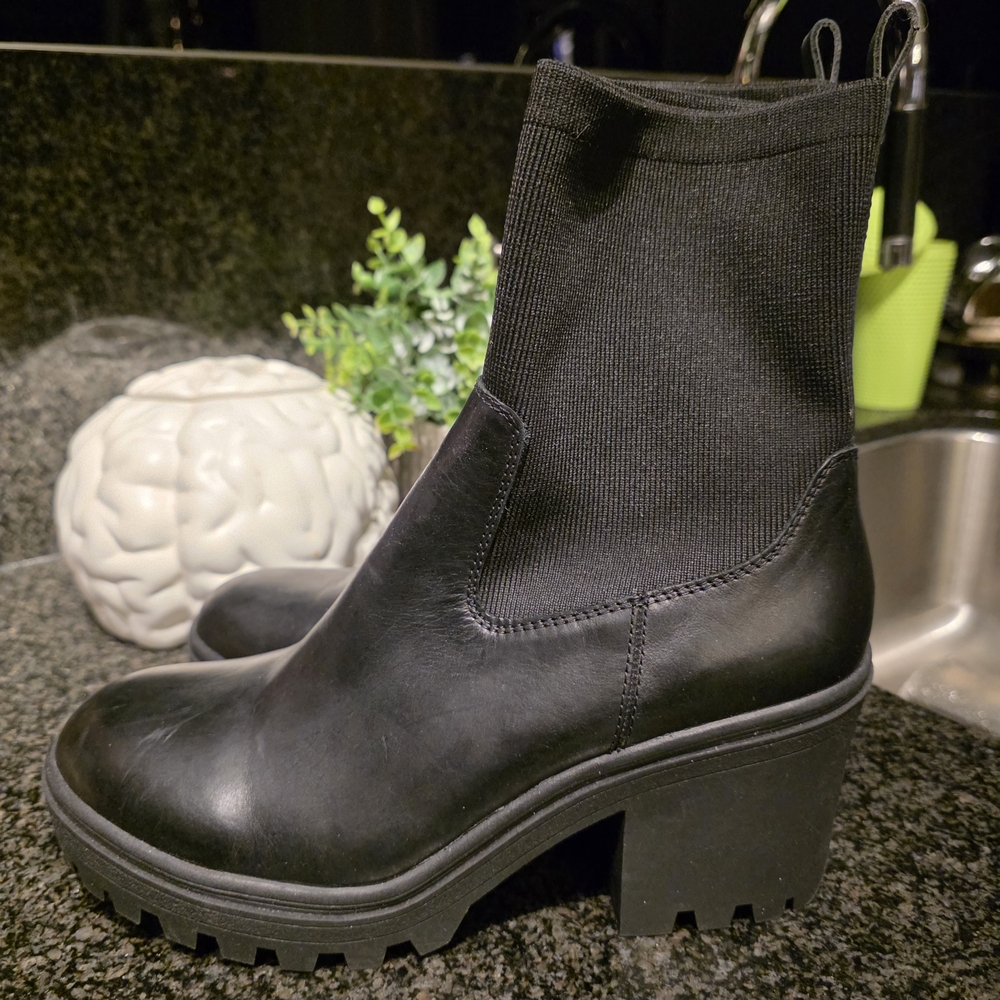 Design Lab Lord & Taylor Black Ankle Booties - Picture 2 of 7